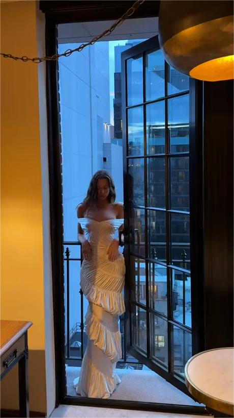 Off-the-shoulder ruffled fishtail skirt