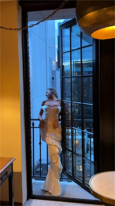 Off-the-shoulder ruffled fishtail skirt